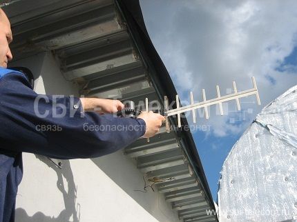 Крепление внешней антенны GSM на крыше здания